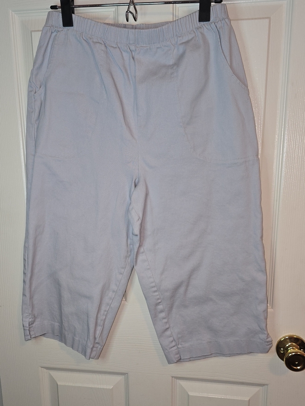Light Blue Elastic-Waist Capris with Front Pockets